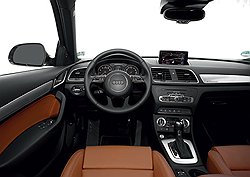 Audi Q3 уже в базе имеет все то, что делает его настоящим представителем премиум-сегмента: кожаный салон, многофункциональный дисплей, двухзонный климат-контроль и многочисленные электронные системы.