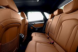 Салон Audi Q3 оказывается невероятно просторным для своих внешних размеров. Рослый пассажир сзади не чувствует себя распоркой между потолком и сидением