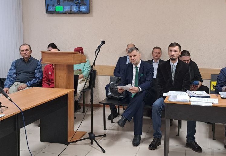 Истцы Александр Сысоев (слева у стола) и Михаил Шумаков (справа у стола) 