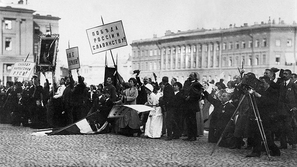 Мальчик провожает отца-новобранца на вокзал, Германия, 1 августа 1914 года   