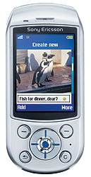 Огромный для сотовых телефонов экран SonyEricsson S710i смотрится великолепно, а вот на размерах самой трубки сказывается не лучшим образом