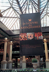 В витринах Louvre des Antiquaires выставляют свои сокровища лучшие антикварные галереи Парижа