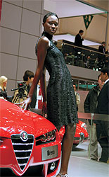 Alfa Romeo, презентуя новую спортивную машину Brera, позаимствовала фирменные цвета у Ferrari, своего родственника по концерну FIAT 