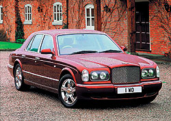 После смены владельцев британская Bentley, продававшая в год несколько сотен дорогих Arnage (на фото), быстро наладила выпуск куда более доступных Continental Flying Spur (внизу) 