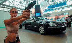 Бронированный президентский Mercedes из простого пистолета не пробьешь