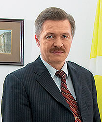 По мнению Леонида Ухлинова, начальника Главного управления информационных технологий ФТС, правительство должно выбрать несколько госструктур, обладающих развитой IT-инфраструктурой, и на них "обкатать" принципы аутсорсинга 