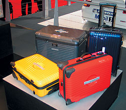 Специально для Porsche немецкая фирма Rimowa делает чемоданы под цвет автомобиля. Купить их можно только у дилеров и на сайте Porsche