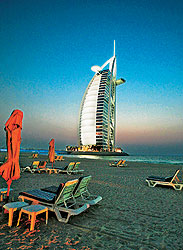 Пятизвездный отель Burj Al Arab всегда находится на гребне волны 