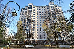 Дом по улице Маршала Василевского, 13/3 на 99 квартир. За счет большего количества жильцов стоимость обслуживания почти на 15% меньше, чем в таком же доме на улице Маршала Новикова, 12/2