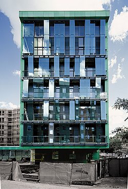 Сергей Скуратов. Дом Cooper House в Молочном переулке. 2003. Необычайный, яркий образ дом приобрел благодаря отделке фасадов патинированной медью