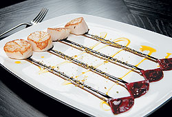 Calvados Морские гребешки с фисташками и равиоли из свежей свеклы в авторском исполнении шеф-повара Calvados Алена Лорки. 
