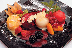 Ресторан "Кинема" предлагает домашние сорбеты с разными вкусами и разными аксессуарами — например, с фруктами и ягодами под клубничным соусом...