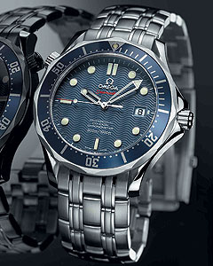 Часы Джеймса Бонда Seamaster Professional 300M существуют в двух размерах (36,25 мм и 41 мм) с браслетом или каучуковым ремешком