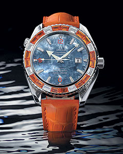 "Ювелирные" Omega Seamaster Planet Ocean "Orange Mecanique" украшены багетом из оранжевых сапфиров и белых бриллиантов, отлично сочетающимся со стальным корпусом