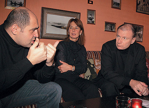 Рафаэль Акопов и Владимир Потанин с супругой на премьере фильма "Волкодав" 