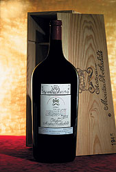 Chateau Mouton Rothschild 1945 года с одной из первых этикеток «арт-проекта» барона Ротшильда — со знаком победы «V» Филиппа Жюллиана
