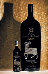 Chateau Mouton Rothschild 2000 года разлито в бутылки всех возможных емкостей (от 0,75 л до 15 л), украшенные эмблемой замка Chateau Mouton
