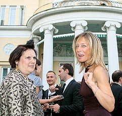 Самый влиятельный fashion-критик современности, обозреватель International Herald Tribune Сьюзи Менкес и главный редактор Vogue Алена Долецкая на приеме в честь Ральфа Лорена в резиденции посла США