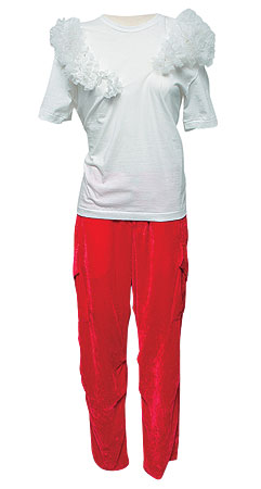 Футболка из хлопка, Comme des Garcons , брюки из хлопка, Y’s Le Form, 5105 руб. (c учетом скидки 40%) и 22 628 руб.