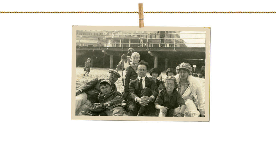 Артур Конан Дойль (крайний слева) и Гарри Гудини (в центре) с семьями, 1922