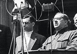 На должности зампреда ВЧК Иосиф Уншлихт (у микрофона) проявил себя крупным организатором в области борьбы с нерабочей интеллигенцией  