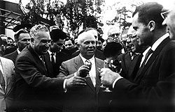  Первый секретарь ЦК КПСС, председатель Совета Министров СССР и лицо рекламной кампании "Пепси " Н. С. Хрущев  