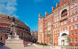 За шикарный вид из окна в районе South Kensington придется доплатить несколько тысяч фунтов стерлингов за каждый квадратный метр