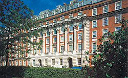 Покупая квартиру в районе Mayfair, скорее всего, придется доплатить еще 4% от ее стоимости как гербовый сбор, потому что дешевых квартир там не бывает