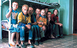 Каждого десятого беспризорника России невозможно отдать родителям, потому что они за границей