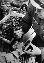 Немецкие солдаты не подозревали, что красноармейцы стреляют в них из стволов, нарезанных на оборудовании фирмы "Вальтер", патронами, скопированными с немецких