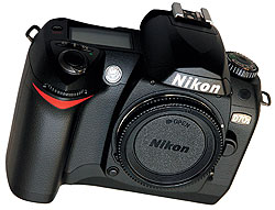 Любительская "зеркалка" Nikon D70S — для тех, кто любит рекорды: она позволяет снимать с выдержкой 1/8000 сек.