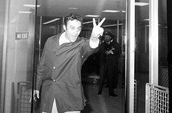 Американский комик Ленни Брюс думал, что непечатная лексика приведет его к богатству и славе, но она привела его в участок и на скамью подсудимых