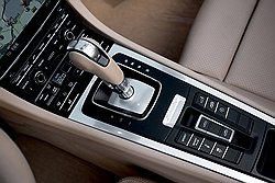 При заказе пакета Sport Chrono коробка передач PDK устанавливается на опорах с магнитной жидкостью, которые могут комфортно демпфировать вибрации от агрегата или жестко зажимать его для лучшей устойчивости и точности работы.  