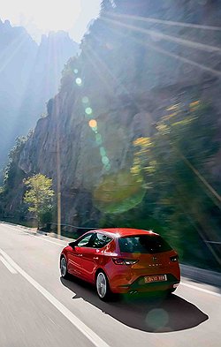 Линейка Seat Leon в скором времени пополнится трехдверкой и универсалом, но и здесь багажник достаточно вместителен: 380 л. Погрузочная высота велика, но в случае легкого удара сзади чинить придется бампер, а не пятую дверь. Лючок бензобака открывается от нажатия пальцем, так что лучше пользоваться услугами заправщика. 