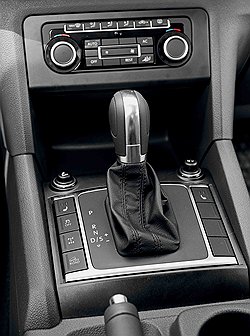 Volkswagen Amarok стал первой в своем классе моделью, оснащенной инновационным 8-ступенчатым "автоматом". Дополнительные ступени обеспечивают более широкий диапазон передаточных чисел по сравнению с традиционными автоматическими коробками.