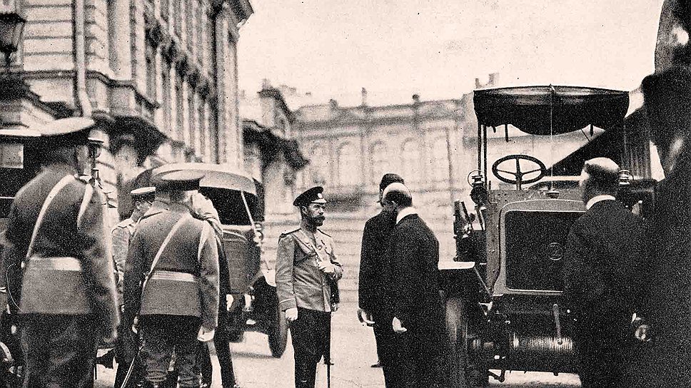 15 мая  выставку посетил Николай II, оставивший в своем дневнике такую запись: "С утра погода испортилась. В 10 час. поехал в Петербург и посетил автомобильную выставку в Михайловском манеже. Более 140 различных фирм прислали свои машины. Вернулся в Царское Село в 1 1/4". Русский царь удивил иностранных участников простотой в общении, а также тем, что внимательно осмотрел целиком всю экспозицию, включая специализированный транспорт и грузовики. 