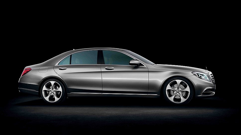 Кому-то это до лампочки, но в S-Class лампочки не осталось ни одной. Он первый в мире автомобиль, где применяются только светодиоды. В общей сложности их здесь около 500. 