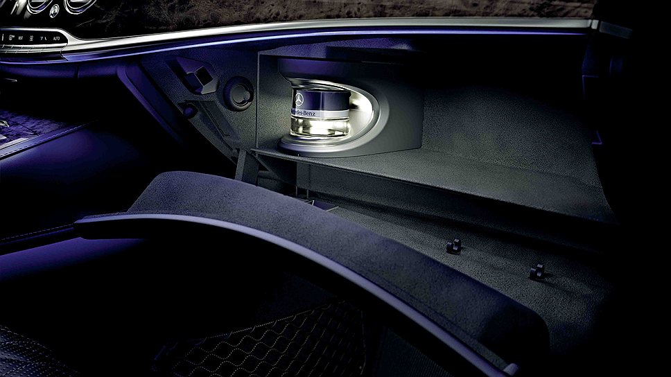 От Maybach Zeppelin новый S-Class унаследовал "атомайзер утонченного парфюма", который устанавливается в бардачке и встроен в систему климат-контроля, пропуская благовония через весь салон автомобиля. 