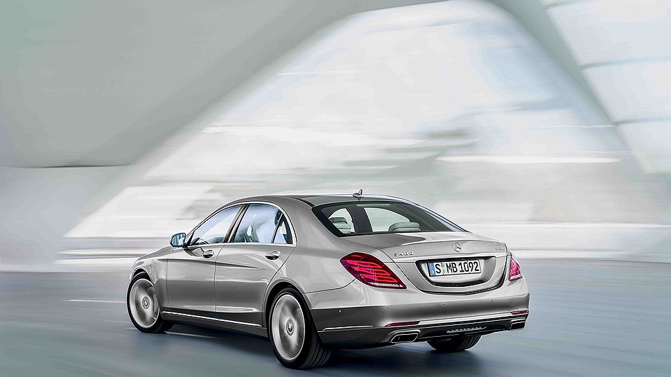 Уже, казалось бы, привычные системы Mercedes-Benz сделал еще умнее: например, систему ночного видения научили распознавать на расстоянии до 160 м не только пешеходов, но и животных. А усовершенствованную систему мониторинга слепых зон - даже отказывать водителю в его намерении повернуть руль, если тот задумал совершить небезопасный обгон или перестроение.  