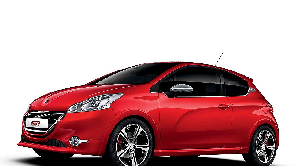 Колея 208 GTi расширена на 10 мм спереди и 20 мм сзади, так что на крыльях появились тоненькие накладки. В оригинальном дизайне выполнены пороги, 17-дюймовые колесные диски, фары со светодиодами и решетка радиатора, соты которой напоминают финишный флаг.  