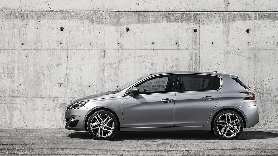 Новый Peugeot 308  построен на базе высокотехнологичной платформы EMP2, улучшающей динамические качества автомобиля, при разработке которой было подано 116 патентных заявок. Новинка предлагается с пятью экономичными бензиновыми и дизельными двигателями, весной будущего года к ним добавится инновационный трехцилиндровый турбированный бензиновый двигатель объемом 1,2 л. 
