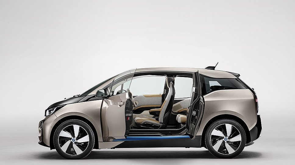 BMW i3.  Модель была запущена в серийное производство на заводе компании в Лейпциге, когда еще не закончил свою работу Франкфуртский автосалон, на котором состоялась официальная мировая премьера электрокара. Внутри павильона  BMW на Франкфуртском автосалоне кроме богатой экспозиции уместилась и дорога, по которой можно было прокатиться на BMW i3. Вероятно, та самая «дорога жизни». 