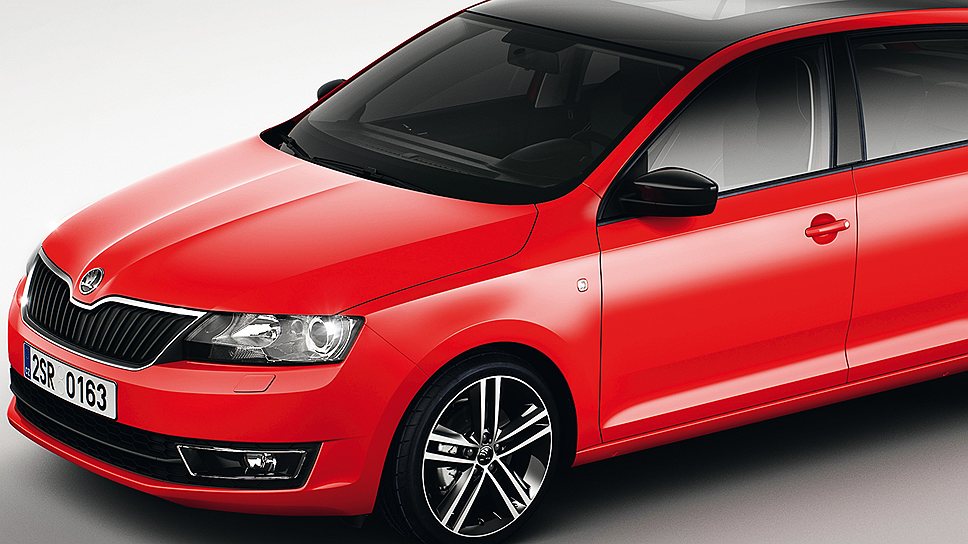 Первый универсал  Skoda в сегменте компактных автомобилей, конечно же, оснащен самыми разными фирменными элементами Simply Clever. Например, объем багажника может быть увеличен с 415 л до 1380 л путем складывания задних сидений, а чтобы ремни безопасности не создавали при этом помех, они крепятся к внутренней обшивке кузова с помощью специальных приспособлений. В качестве дополнительного оборудования можно заказать двойной пол багажного отделения, разделяющий его пространство на два горизонтальных уровня и позволяющий одновременно использовать багажник для транспортировки самых различных грузов. 