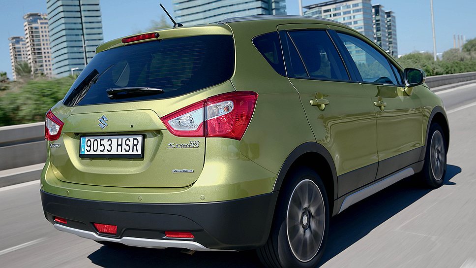 В списке аксессуаров для Suzuki New SX4 можно обнаружить даже защитное покрывало на заднее сиденье для перевозки собаки и детскую футболку с надписью My dad rides a Suzuki. Продажи самой машины начнутся в декабре.