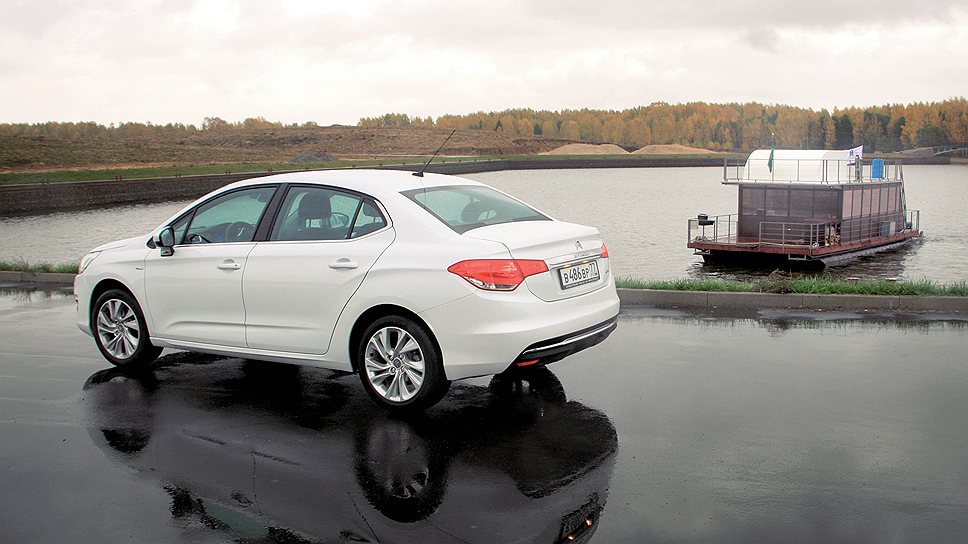 В отличие от бюджетных седанов других марок, Citroen С4 выглядит довольно изысканно. Не как хэтчбек с приделанным сзади багажником.