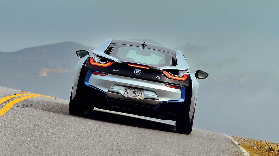 Для улучшения экономичности и эффективности на BMW i8 в базовой комплектации устанавливают узкие шины размером 195/50 R20 спереди и 215/45 R20 - сзади. Шины того же диаметра размером 215/45 и 245/45 предлагаются как опция.