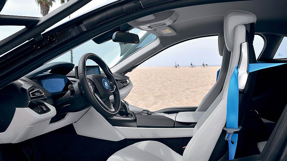 BMW i8 - первый серийный автомобиль, на который установлены "химически усиленные" ультратонкие стекла. Их толщина составляет всего 0,7 мм.