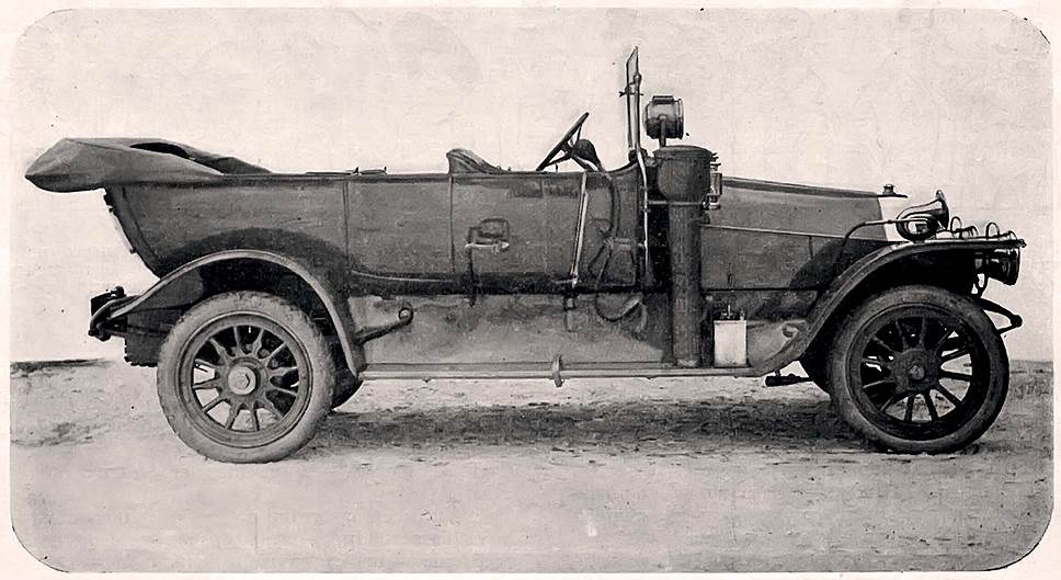 "Пузырев" 28/40HP "торпедо военного типа". Автомобиль был окрашен в защитный цвет, снабжен центральным прожектором, съемными ободами колес и тубусом для шашек.  