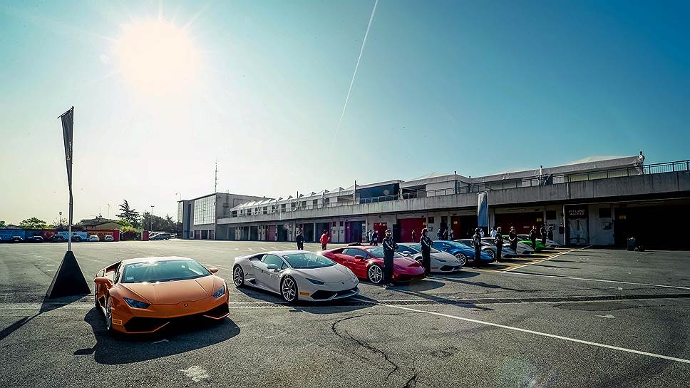 Автомобилей в Lamborghini Esperienza задействовано столько, что ты едва успеваешь заглотать очередную чашку эспрессо, как тебя снова зовут за руль.
