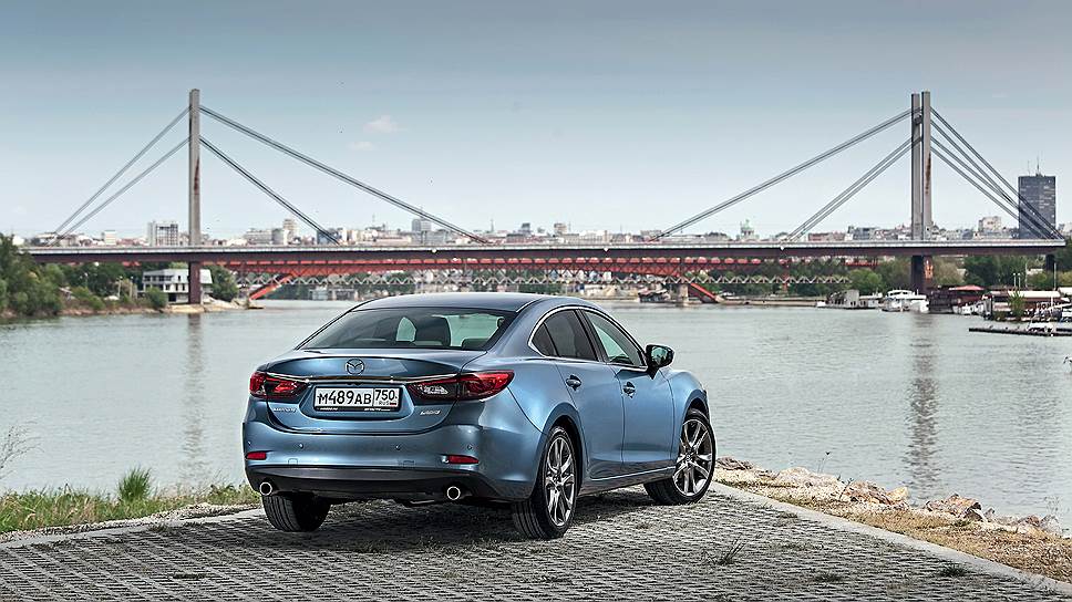 Новая Mazda6 заметно умнее предшественницы. Система автоматического торможения теперь умеет распознавать препятствия при движении задним ходом. Она автоматически задействует тормоза при возникновении угрозы столкновения на скорости 3-5 км/ч. 
